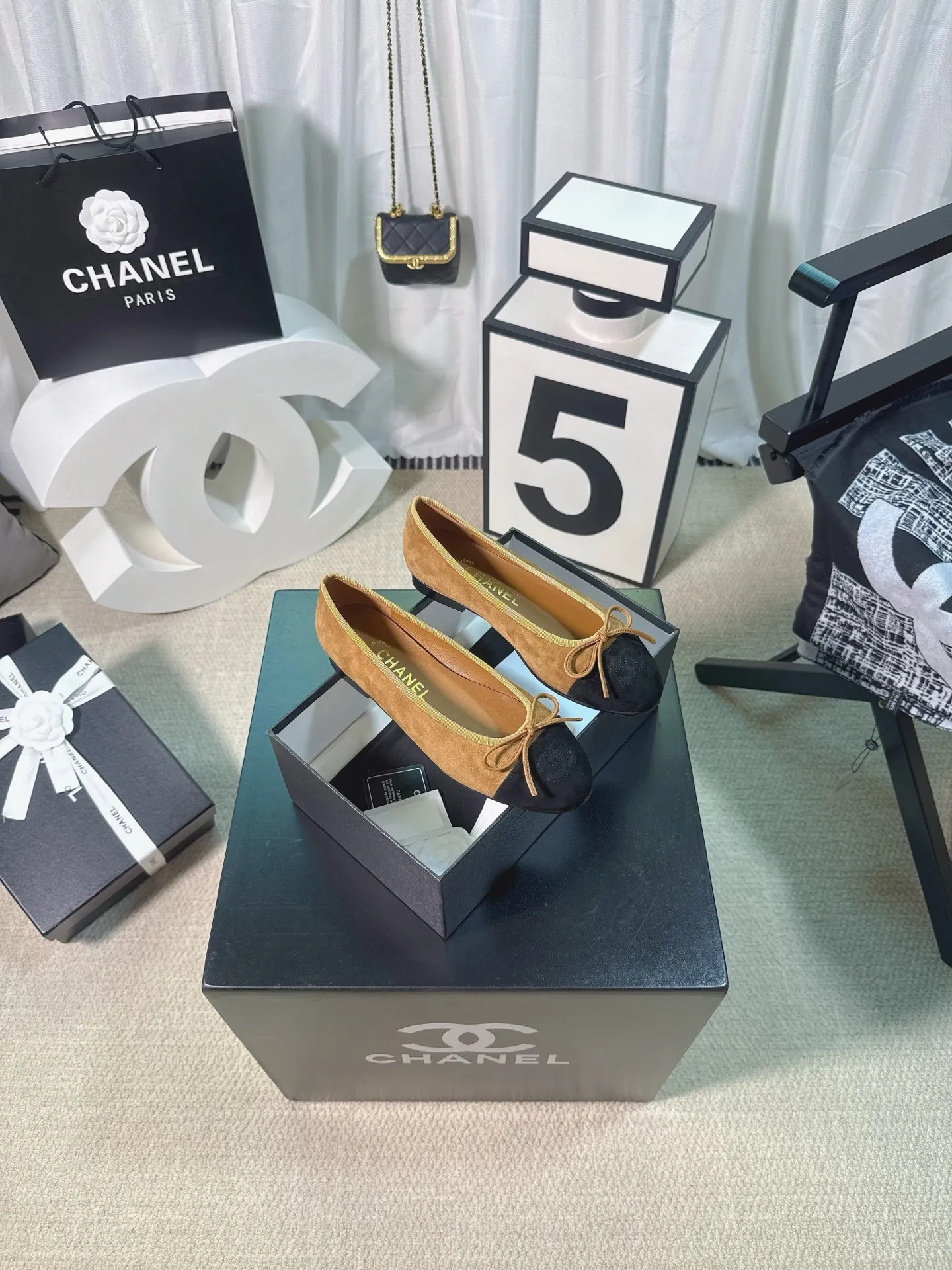 👟👟Ex-factory price 480👟👟 Generation * grade 25s Chanel fragrance is beautiful Maillard color back hollow Sling-back sandals flat/thick heel/high heel Sling-back came out in 1957, and then the two-tone design became a Chanel classic! Very suitable for spring and summer🩰 The two-color design is simple and exquisite, with a square toe and generous temperament. It visually lengthens the leg line. The color of the toe creates a sense of color difference. The back lace design is simple and elegant. It is a classic model that can be worn for hundreds of years. It is worth buying!! Upper: Customized metallic sheepskin. Inner pads: imported sheepskin. Heel height: ballet shoes. Sole: Italian A-grade genuine leather outsole. Size: 35-39 (34.40.41.42.43 is custom-made and non-returnable)